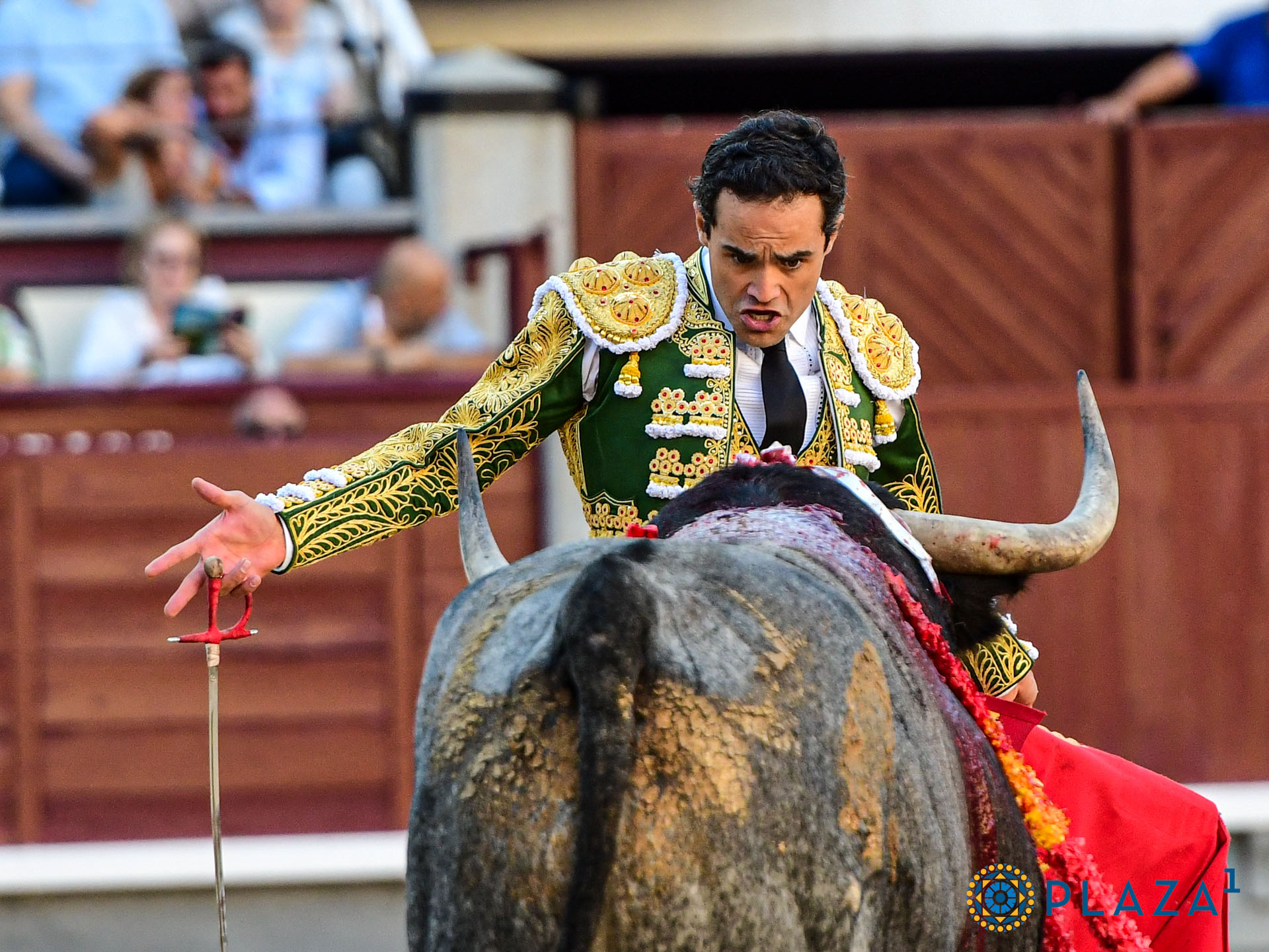 Valor y entrega de Luis Gerpe que da una vuelta y Juan Pablo Sánchez, en una tarde marcada por el percance de Serafín Marín en Las Ventas