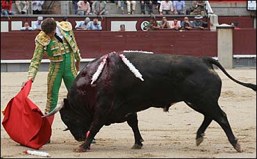 Un derechazo de Eugenio de Mora.