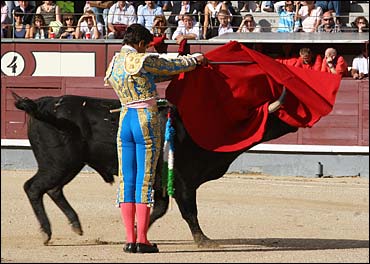 Inicio de la faena de muleta al primero de Benjumea.