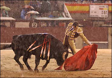 Juan Bautista toreando al natural bajo el diluvio