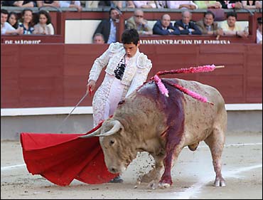 Inicio de la faena de Abellán al primero.