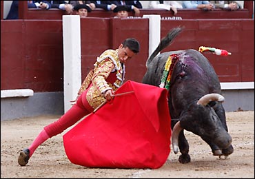 Urdiales en el inicio de faena al primero