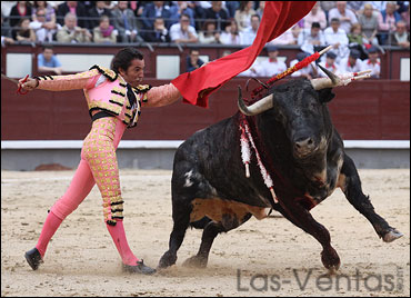 Pase de pecho de "El Fundi" al cuarto