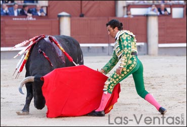 "El Fundi" macheteando al primero