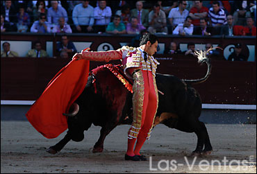 Inicio de la faena de muleta de Bolívar al primero