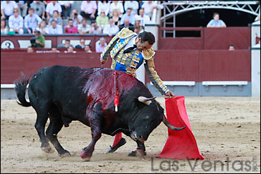 "El Cid" inicio su faena al cuarto por naturales...