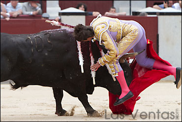 Sebastián Castella fue arrollado en el inicio de su primera faena