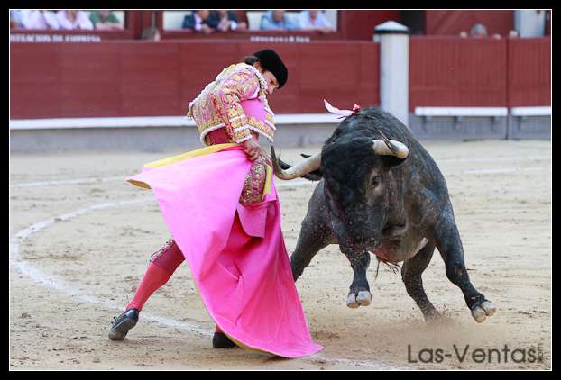 López Chaves saludando al primero