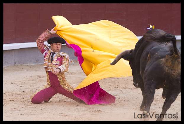 Rafaelillo recibendo al sexto