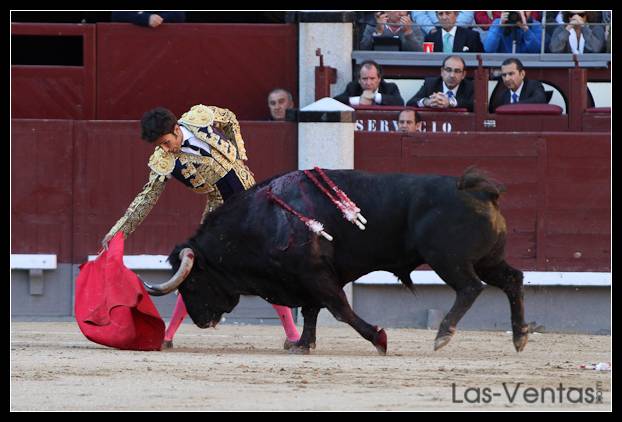 Pérez Mota con su primer toro en Madrid.