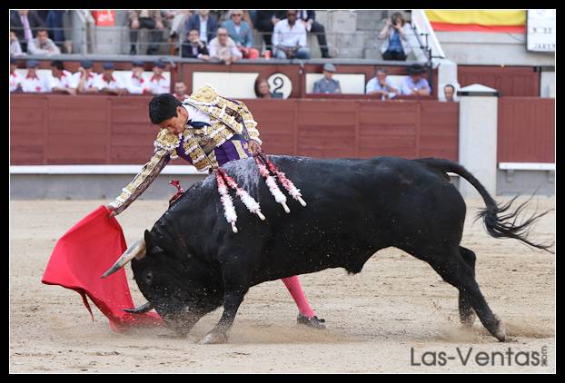 Sergio Flores, muy serio y decidido hasta la cornada.