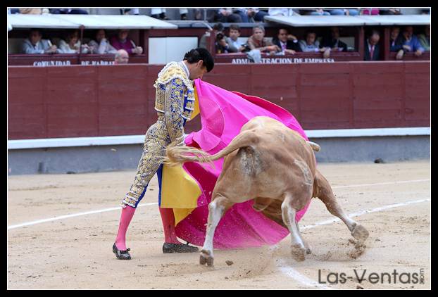 Manuel Jesús 'El Cid' quiso toda la tarde con el capote.