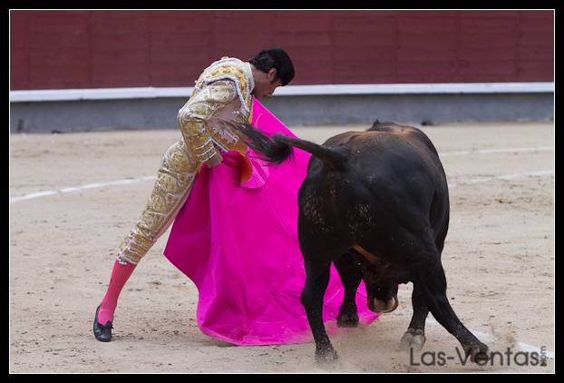 David Mora a la verónica con el tercero.