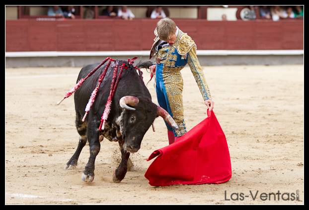 Javier Jiménez rematando una tanda con el primero de la Feria de Otoño.