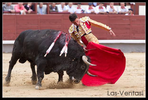 Alberto Aguilar en un trincherazo a su primero.