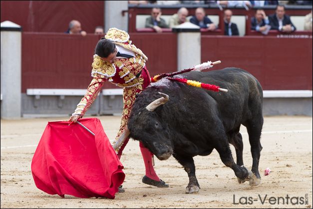 Uceda Leal toreando con la diestra al primero