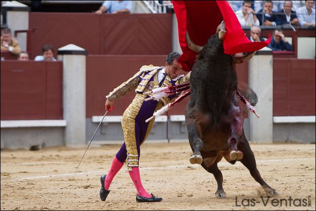 Iván Fandiño en un pase de pecho al segundo