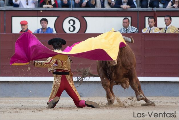 Juan José Padilla recibiendo al primero a portagayola