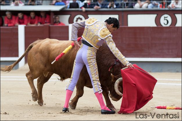 Iván Vicente en un derechazo al primero