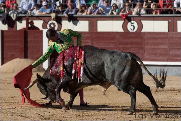 Ureña mueve los cimientos de Madrid con un toro de banderillas negras