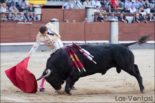 Eugenio de Mora en un derechazo al primero.